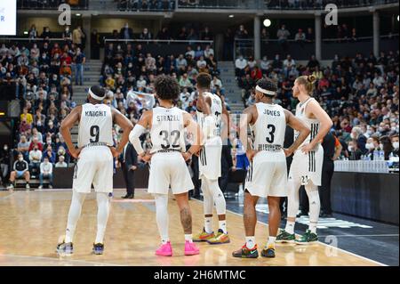 Lione, Francia. 16 novembre 2021. Lione, Francia, 16 novembre 2021 i giocatori di ASVEL durante la stagione regolare dell'Eurolega Turkish Airlines 10 tra LDLC ASVEL Lyon-Villeurbanne e Real Madrid all'Astroballe Arena di Villeurbanne, Francia. Lyubomir Domozetski/SPP Credit: SPP Sport Press Photo. /Alamy Live News Foto Stock