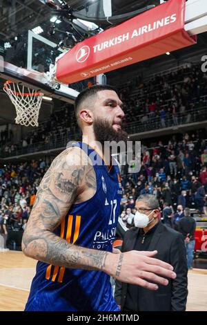 Lione, Francia. 16 novembre 2021. Lione, Francia, 16 novembre 2021 Vincent Poirier (17 Real Madrid) dopo la partita dell'Eurolega Turkish Airlines Regular Season Round 10 tra LDLC ASVEL Lyon-Villeurbanne e Real Madrid all'Astroballe Arena di Villeurbanne, Francia. Lyubomir Domozetski/SPP Credit: SPP Sport Press Photo. /Alamy Live News Foto Stock