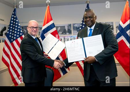 Arlington, Stati Uniti d'America. 16 novembre 2021. Arlington, Stati Uniti d'America. 16 novembre 2021. Il Segretario della Difesa degli Stati Uniti, Lloyd J. Austin III, Right, e il Ministro della Difesa norvegese Odd Enoksen firmano una tabella di marcia per approfondire la cooperazione tra le forze speciali delle operazioni statunitensi e norvegesi al Pentagono, 16 novembre 2021 ad Arlington, Virginia. Credit: Lisa Ferdinando/DOD/Alamy Live News Foto Stock