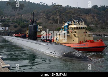 San Diego, Stati Uniti. 05 novembre 2021. Il sottomarino americano USS Alexandria, classe Los Angeles, parte dalla base navale di Port Loma per un dispiegamento di routine con la settima flotta, il 5 novembre 2021 a San Diego, California. Credit: MC2 Thomas Gooley/U.S. Navy/Alamy Live News Foto Stock