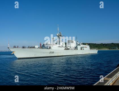 Sasebo, Giappone. 15 novembre 2021. Sasebo, Giappone. 06 novembre 2021. La Royal Canadian Navy Halifax-classe fregate HMCS Winnipeg si prepara a ormeggio al comandante degli Stati Uniti Fleet Activities 6 novembre 2021 a Sasebo, Giappone. Credit: MC1 Jessica Ann Hattell/U.S. Navy/Alamy Live News Foto Stock