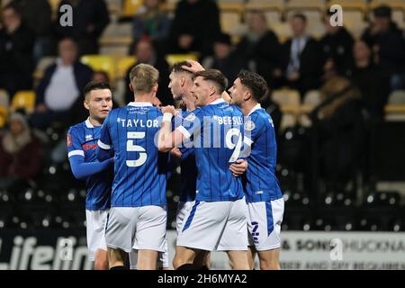 NOTTINGHAM, REGNO UNITO. 16 NOVEMBRE. Josh Andrews di Rochdale festeggia il suo obiettivo di apertura lati della partita durante la prima partita di andata e ritorno Emirates fa Cup tra la contea di Notts e Rochdale al Meadow Lane Stadium di Nottingham martedì 16 novembre 2021. (Credit: James Holyoak) Foto Stock