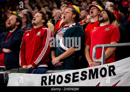 Cardiff, Regno Unito. 16 novembre 2021. I fan gallesi esibiscono l'inno nazionale. Galles / Belgio in un qualificatore della Coppa del mondo FIFA 2022 al Cardiff City Stadium il 16 novembre 2021. Credit: Lewis Mitchell/Alamy Live News Foto Stock