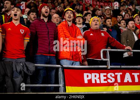 Cardiff, Regno Unito. 16 novembre 2021. I fan gallesi esibiscono l'inno nazionale. Galles / Belgio in un qualificatore della Coppa del mondo FIFA 2022 al Cardiff City Stadium il 16 novembre 2021. Credit: Lewis Mitchell/Alamy Live News Foto Stock