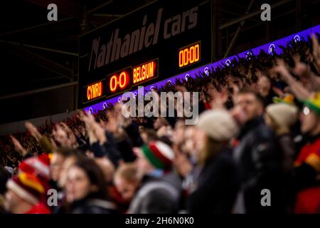 Cardiff, Regno Unito. 16 novembre 2021. I fan gallesi esibiscono l'inno nazionale. Galles / Belgio in un qualificatore della Coppa del mondo FIFA 2022 al Cardiff City Stadium il 16 novembre 2021. Credit: Lewis Mitchell/Alamy Live News Foto Stock