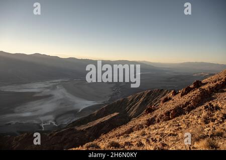 Luci nel tardo pomeriggio su Dantes Vista sul bacino di Badwater nella Valle della morte Foto Stock