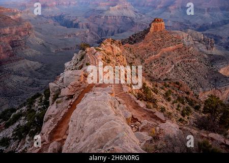 Guardando verso il basso lungo il South Kaiabab Trail mentre si snoda fino al fondo del Grand Canyon Foto Stock