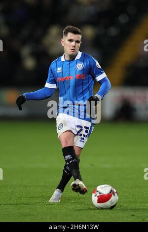 NOTTINGHAM, REGNO UNITO. 16 NOVEMBRE. Liam Kelly di Rochdale in azione durante la prima partita di andata e ritorno Emirates fa Cup tra la contea di Notts e Rochdale al Meadow Lane Stadium, Nottingham martedì 16 novembre 2021. (Credit: James Holyoak) Foto Stock