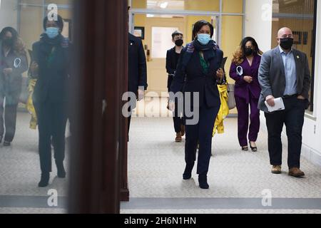 Washington, Stati Uniti. 16 novembre 2021. Il sindaco di DC Muriel Bowser arriva ad una conferenza stampa su Covid19 Pandemic Situational Update presso il John A. Wilson Building di Washington DC, USA. Credit: SOPA Images Limited/Alamy Live News Foto Stock