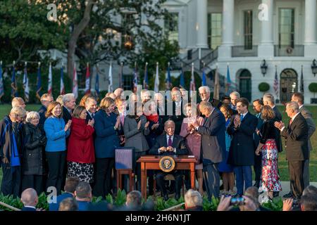 Il presidente Joe Biden firma la "legge sugli investimenti infrastrutturali e l'occupazione" durante un evento sul prato meridionale della Casa Bianca, lunedì 15 novembre 2021, a Washington, CC. Foto Stock