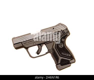 Pistola semiautomatica Ruger LCP II a 10 colpi in calibro .22 LR isolata su bianco. Foto Stock