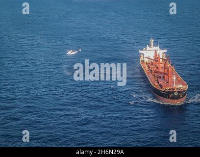 Un elicottero Super Puma assegnato alla Joint Task Force combinata - Horn of Africa Personnel Recovery Task Force si aggira vicino alla nave da carico con bandiera degli Stati Uniti Liberty Grace durante un complesso, due giorni di evacuazione medica dall'Oceano Indiano, 13 novembre 14. Foto Stock