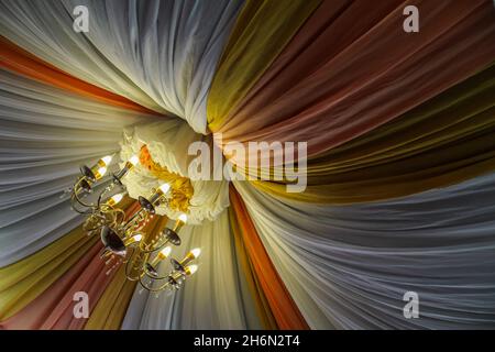 lampadario di lusso nel luogo del matrimonio Foto Stock