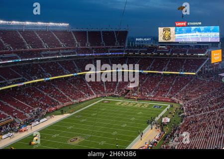 Il paracadute dei Golden Knights nel Levis Stadium prima dell'inizio della partita tra San Francisco 49ers e Los Angeles Rams a San Francisco, Mo Foto Stock