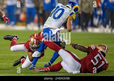 San Francisco 49ers Middle linebacker Fred Warner (54) e outside linebacker Azeez al-Shaair (51) Tackle Los Angeles Rams Wide Receiver Cooper Kupp ( Foto Stock