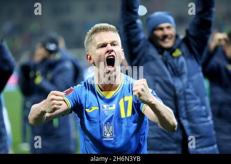 Zenica, BiH. 16 novembre 2021. Oleksandr Zinchenko dell'Ucraina celebra la vittoria dopo la gara di qualificazione della Coppa del mondo FIFA 2022 tra BiH e Ucraina a Zenica, BiH, 16 novembre 2021. Credit: Nedim Grabovica/Xinhua/Alamy Live News Foto Stock