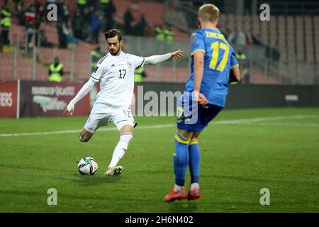 Zenica, BiH. 16 novembre 2021. ADI Nalic (L) della Bosnia-Erzegovina spara durante la partita di qualificazione della Coppa del mondo FIFA 2022 tra la BiH e l'Ucraina a Zenica, BiH, 16 novembre 2021. Credit: Nedim Grabovica/Xinhua/Alamy Live News Foto Stock