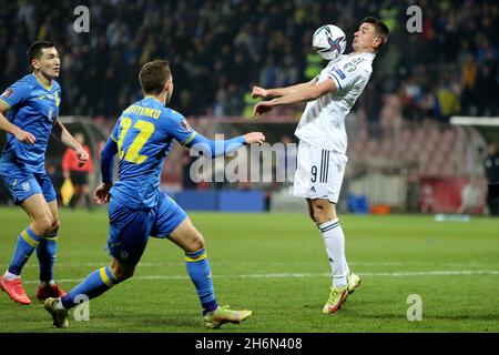 Zenica, BiH. 16 novembre 2021. Smail Prevljak (R) della Bosnia-Erzegovina compete durante la partita di qualificazione della Coppa del mondo FIFA 2022 tra la BiH e l'Ucraina a Zenica, BiH, 16 novembre 2021. Credit: Nedim Grabovica/Xinhua/Alamy Live News Foto Stock