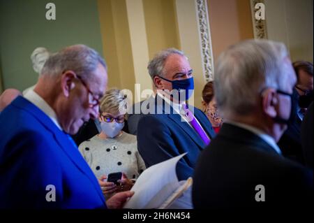 Il senatore degli Stati Uniti Tim Kaine (democratico della Virginia), secondo da destra, partecipa ad una conferenza stampa a seguito della conferenza stampa del pranzo politico del Senato democratico al Campidoglio degli Stati Uniti a Washington, DC, martedì 16 novembre 2021. Credit: Rod Lammey/CNP /MediaPunch Foto Stock