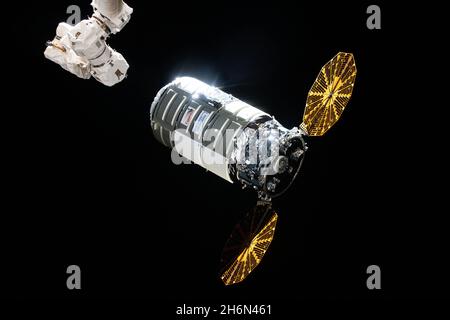 Cygnus arriva alla Stazione spaziale Internazionale (ISS) il 12 agosto 2021 dopo un lancio due giorni prima su un razzo Northrop Grumman Antares dalla struttura di volo di Wallops della NASA a Wallops Island, Virginia. Si tratta della sedicesima missione di servizi di rifornimento commerciale della società per la stazione spaziale della NASA. Northrop Grumman nominò la navicella spaziale dopo l'astronauta della NASA Ellison Onizuka, il primo astronauta americano asiatico. Cygnus sarà deorbita mercoledì 15 dicembre 2021, a seguito di un motore deorbita che spara per impostare un reingresso distruttivo in cui la navicella spaziale, riempito di rifiuti la stazione spaziale cr Foto Stock