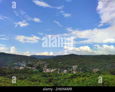 Khasi Hills è una formazione di montagna bassa sul altopiano di Shillong nello stato di Meghalaya dell'India Foto Stock