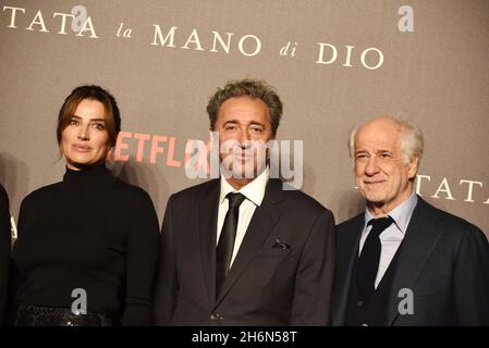 16 novembre 2021, Napoli, Campania, Italia: Il lato delle Actresse Luisa Ranieri (L), Paolo Sorrentino (C) e Tony Servillo sul lato (R), su tappeto rosso durante la presentazione del suo ultimo film ''e' stata la mano di Dio'''. L'ultimo lavoro del regista Paolo Sorrentino, presentato al Metropolitan Cinema di Napoli, è stato candidato al Premio Oscar 2022 come il miglior film straniero. (Credit Image: © Pasquale Gargano/Pacific Press via ZUMA Press Wire) Foto Stock