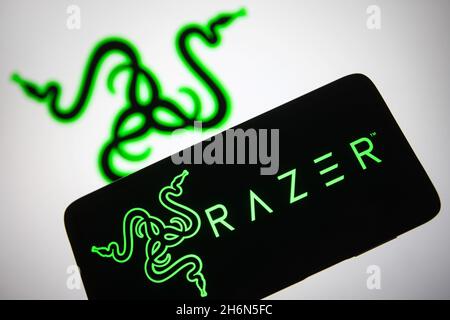 Ucraina. 16 novembre 2021. In questa illustrazione, sullo schermo di uno smartphone e sullo sfondo viene visualizzato il logo Razer Inc. Credit: SOPA Images Limited/Alamy Live News Foto Stock