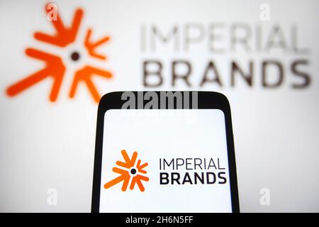 Ucraina. 16 novembre 2021. In questa foto, sullo schermo di uno smartphone e sullo sfondo viene visualizzato il logo Imperial Brands plc. Credit: SOPA Images Limited/Alamy Live News Foto Stock