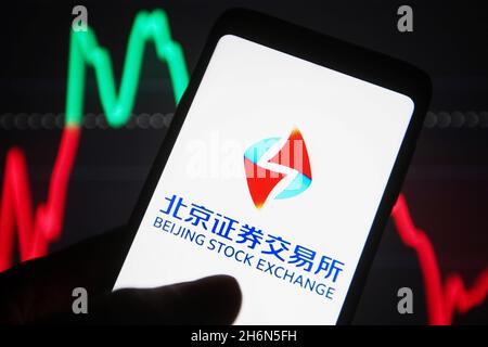 Ucraina. 16 novembre 2021. In questa illustrazione della foto, un logo della Borsa di Pechino (BSE) viene visualizzato su uno smartphone. Credit: SOPA Images Limited/Alamy Live News Foto Stock