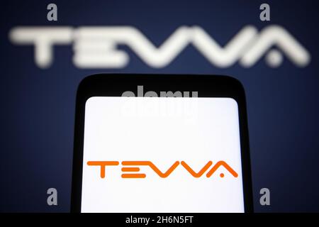 Ucraina. 16 novembre 2021. In questa figura, sullo schermo di uno smartphone e di un pc viene visualizzato il logo Tevva. Credit: SOPA Images Limited/Alamy Live News Foto Stock