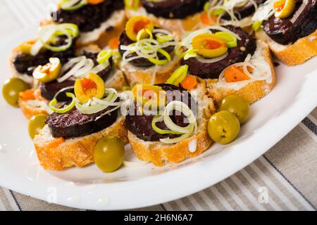 Sandwich con salsiccia di sangue e olive Foto Stock