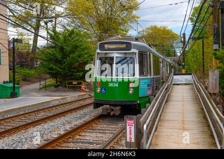 Metropolitana di Boston MBTA Kinki Sharyo tipo 7 linea verde alla stazione Newton Center, Newton, Massachusetts, USA. Foto Stock