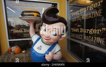 St. Louis, Stati Uniti. 16 novembre 2021. Le indicazioni sul bicchiere promuovono il miglior hamburger al Hi-Pointe Drive in, a St. Louis Martedì, 16 novembre 2021. I Campionati mondiali di cibo tenutisi a Dallas il 10 novembre hanno incoronato l'Hi-Pointe Smash Burger, il miglior hamburger degli Stati Uniti. Gli chef della categoria sono stati sfidati a creare un hamburger utilizzando carne vegetariana impossibile. Il proprietario e chef di Hi-Pointe Mike Johnson ha detto che ha fatto il suo famoso Cowboy Burger per la competizione. Foto di Bill Greenblatt/UPI Credit: UPI/Alamy Live News Foto Stock