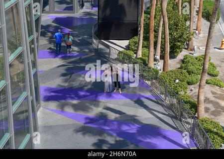 Nevada USA, 6 settembre 2021 Vista del marciapiede colorato che circonda i famosi negozi di cristalli situati su un lato di Las Vegas Blvd Foto Stock