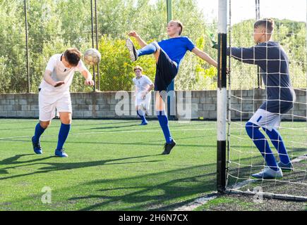 Giovani giocatori di calcio che lottano per la palla Foto Stock