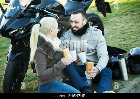 Coppia in posa vicino alla moto Foto Stock
