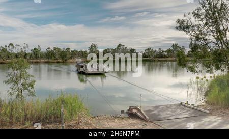 vista ravvicinata del traghetto che si avvicina alla riva del fiume murray Foto Stock