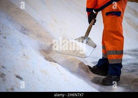 Oldenburg, Germania. 16 novembre 2021. Sono in corso lavori presso l'impianto di stoccaggio del sale stradale di Oldenburg. (A dpa 'magazzino di sale stradale ben riempito - come i comuni della bassa Sassonia si stanno preparando per l'inverno') Credit: Sina Schuldt/dpa/Alamy Live News Foto Stock