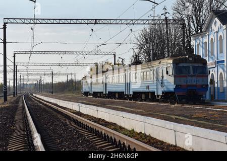 Verkhnotoretske, Donetsk, Ucraina. 16 ottobre 2021. Un treno elettrico suburbano visto alla stazione ferroviaria nel villaggio.Verkhnotoretske è una città ucraina situata vicino alla linea di fronte nel distretto di Yasynuvata nell'oblast di Donetsk, Ucraina orientale. Durante la guerra di Donbas, iniziata a metà aprile 2014, la linea di divisione tra le parti in guerra si trovava nelle vicinanze dell'insediamento. Il villaggio era una zona grigia fino alla fine del 2017. Oggi Verkhnotoretske è territorio ucraino. (Credit Image: © Andriy Andriyenko/SOPA Images via ZUMA Press Wire) Foto Stock