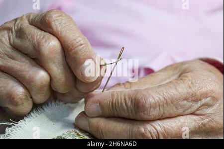 Immagine generica di donne anziane che usano un ago per cucire. Foto Stock