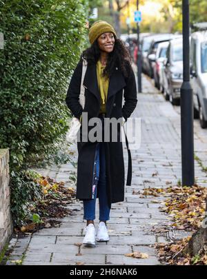 Londra, Regno Unito. 27 ottobre 2021. Victoria Ekanoye visto lasciare un photoshoot festivo a Londra con la carità dei bambini, azione per i bambini. (Foto di Brett Cove/SOPA Images/Sipa USA) Credit: Sipa USA/Alamy Live News Foto Stock