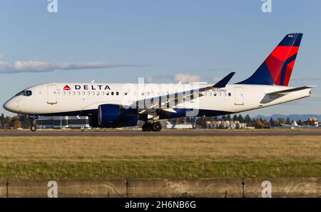 Delta Airbus A220 all'aeroporto di SeaTac Foto Stock