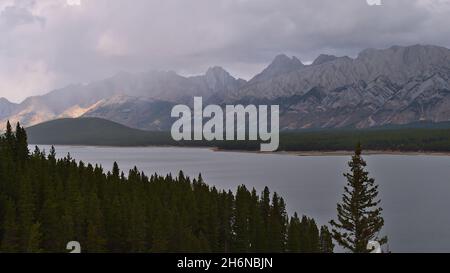 Bella vista panoramica del basso lago Kananaskis in Alberta, Canada nelle Montagne Rocciose in giornata nuvolosa nella stagione autunnale con foresta di conifere. Foto Stock