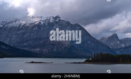 Splendida vista panoramica sul lago artificiale Upper Kananaskis in Alberta, Canada, sulle Montagne Rocciose con foresta sulla costa rocciosa. Foto Stock