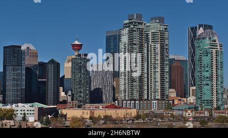 Splendida vista sul centro di Calgary, Alberta, Canada, con skyline di edifici alti e moderni nelle giornate di sole nella stagione autunnale con cielo blu. Foto Stock