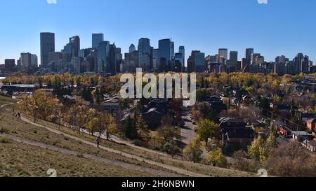 Splendida vista panoramica dello skyline di Calgary, Alberta, Canada, vista da Crescent Heights in autunno con alberi colorati. Foto Stock