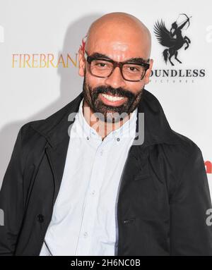 West Hollywood, California, USA 16 novembre 2021 Don Hannah partecipa alla prima 'Pups Alone' al London Hotel il 16 novembre 2021 a West Hollywood, California, USA. Foto di Barry King/Alamy Live News Foto Stock