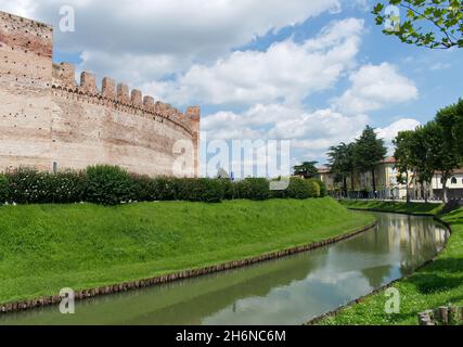 Le mura cittadine della Cittadella. Raro esempio di mezzi di difesa medievali con una passeggiata ancora praticabile a parapetto. Padova, Italia. Foto Stock