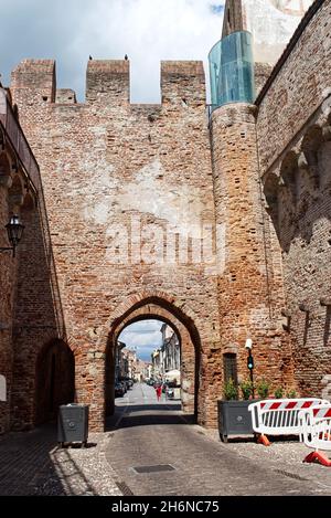 Ingresso principale della città medievale fortificata di Cittadella. Padova, Italia. Foto Stock