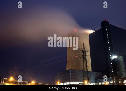 Datteln, Germania. 17 novembre 2021. Il vapore sale dalla torre di raffreddamento della centrale a carbone di Uniper's Datteln 4 nelle prime ore del mattino. Credit: Bernd Thissen/dpa/Alamy Live News Foto Stock